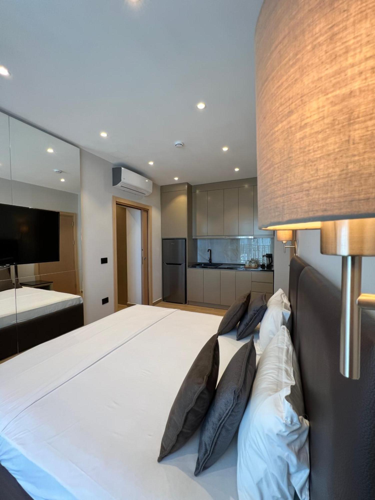 Coastline Luxury Apart Hotel Golem  Buitenkant foto