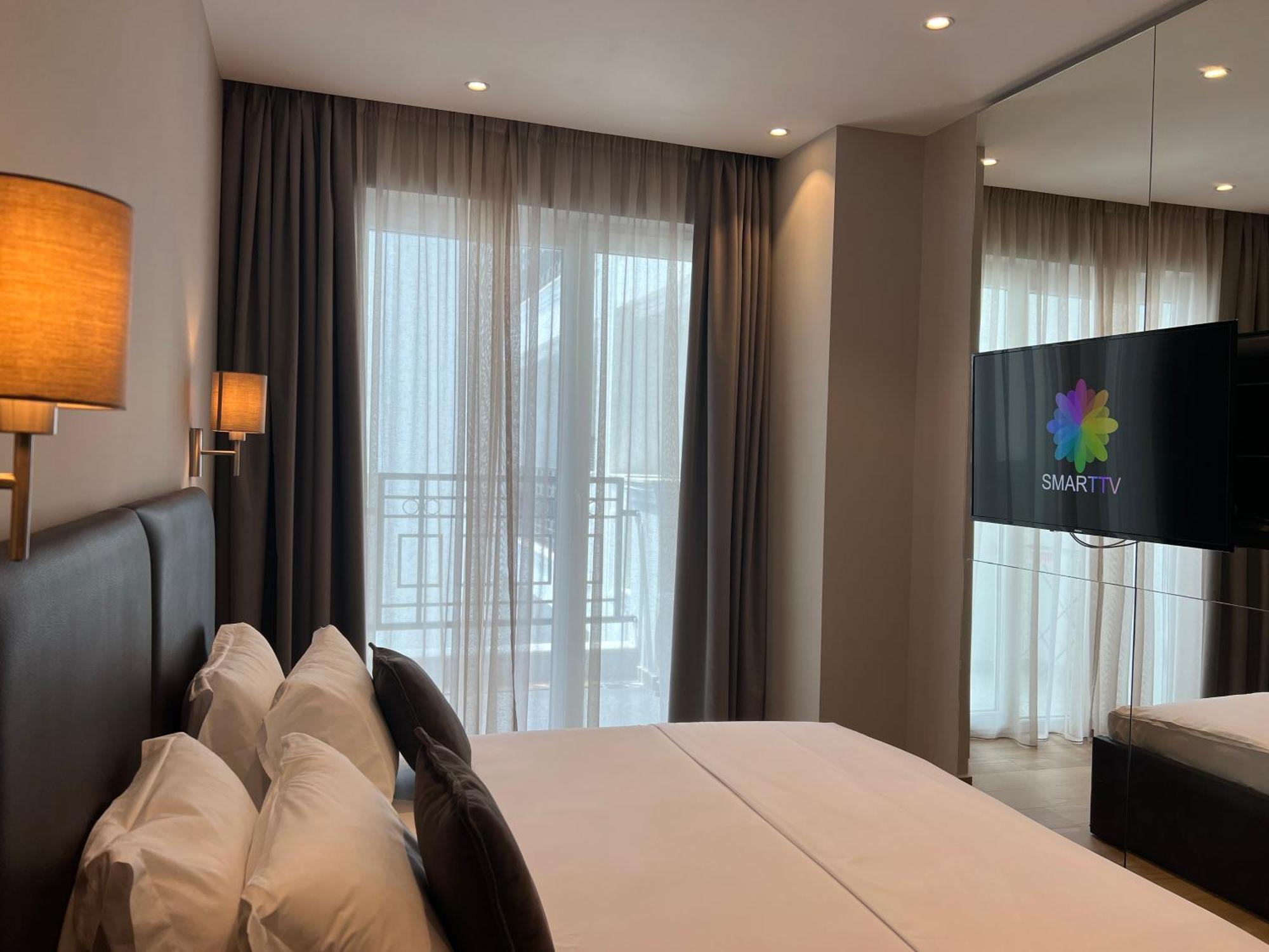 Coastline Luxury Apart Hotel Golem  Buitenkant foto