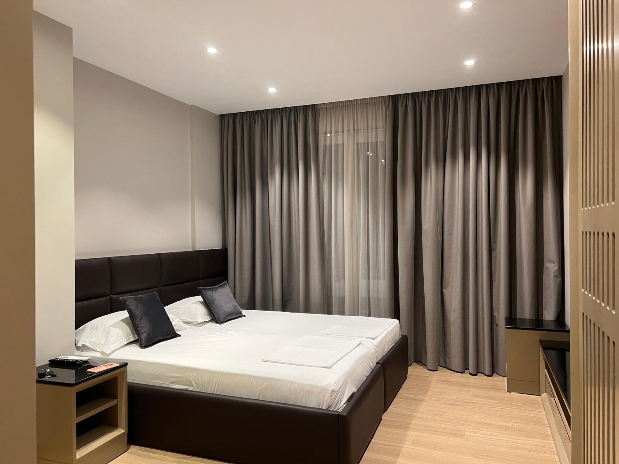 Coastline Luxury Apart Hotel Golem  Buitenkant foto