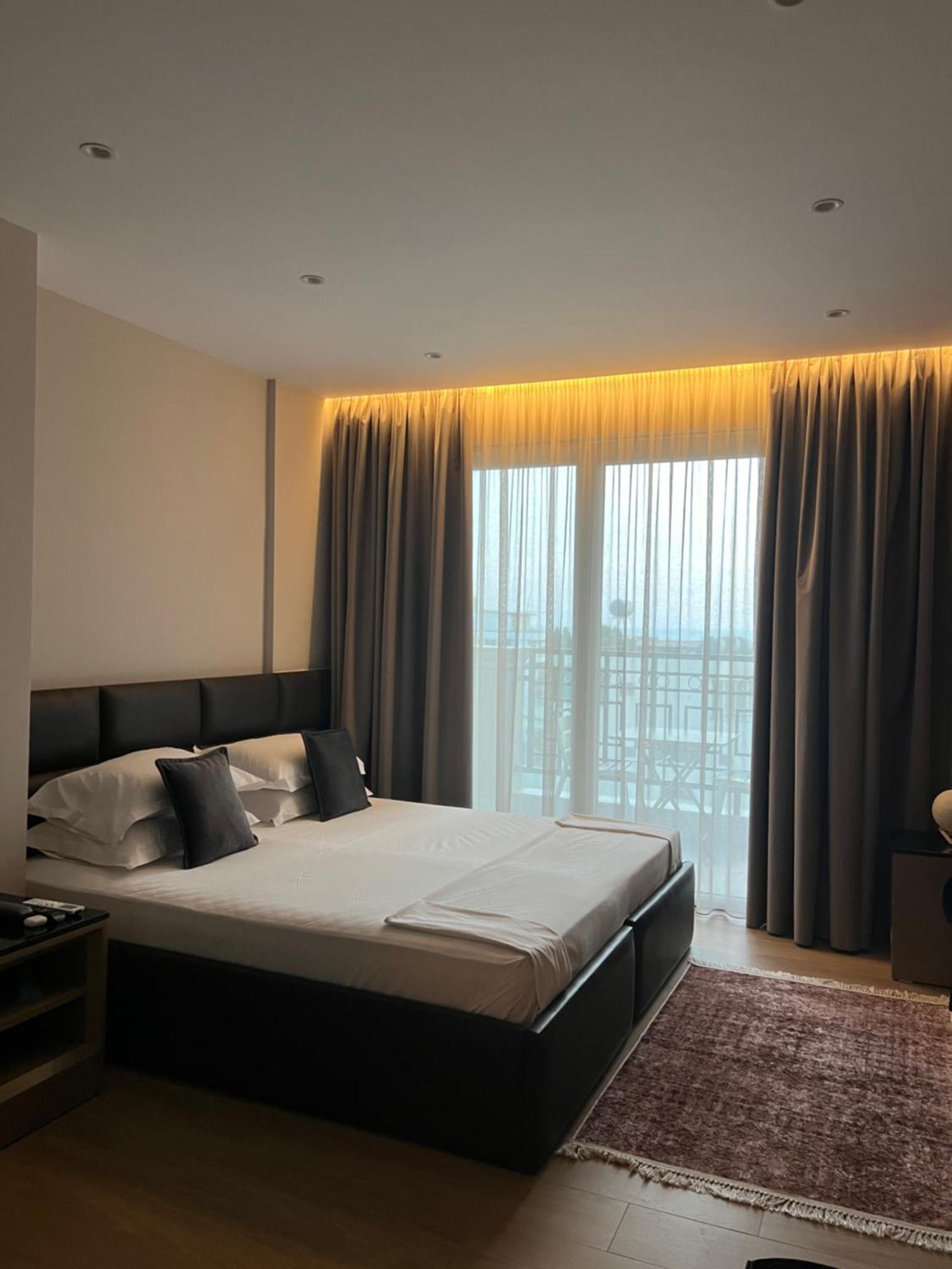 Coastline Luxury Apart Hotel Golem  Buitenkant foto