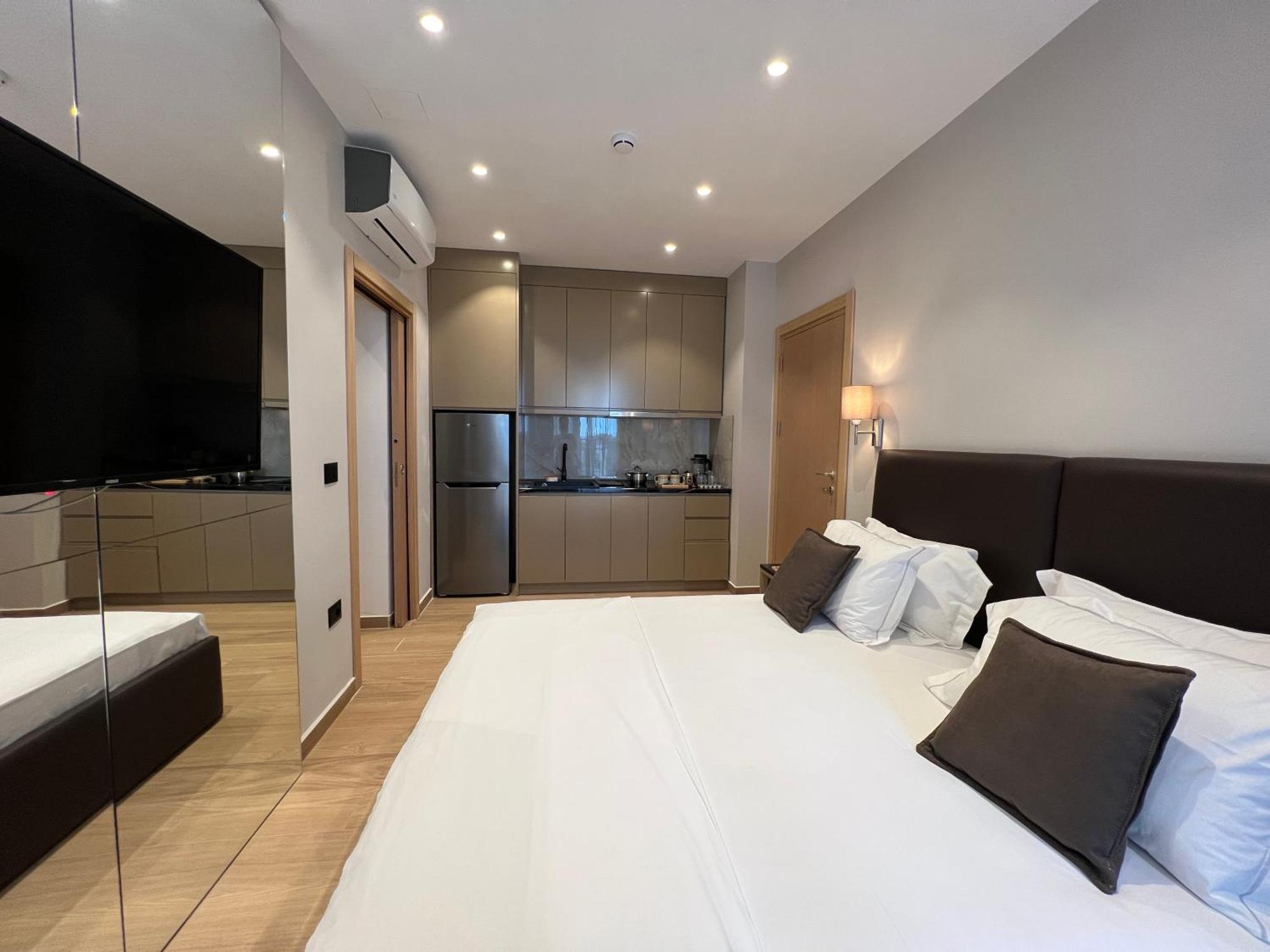 Coastline Luxury Apart Hotel Golem  Buitenkant foto