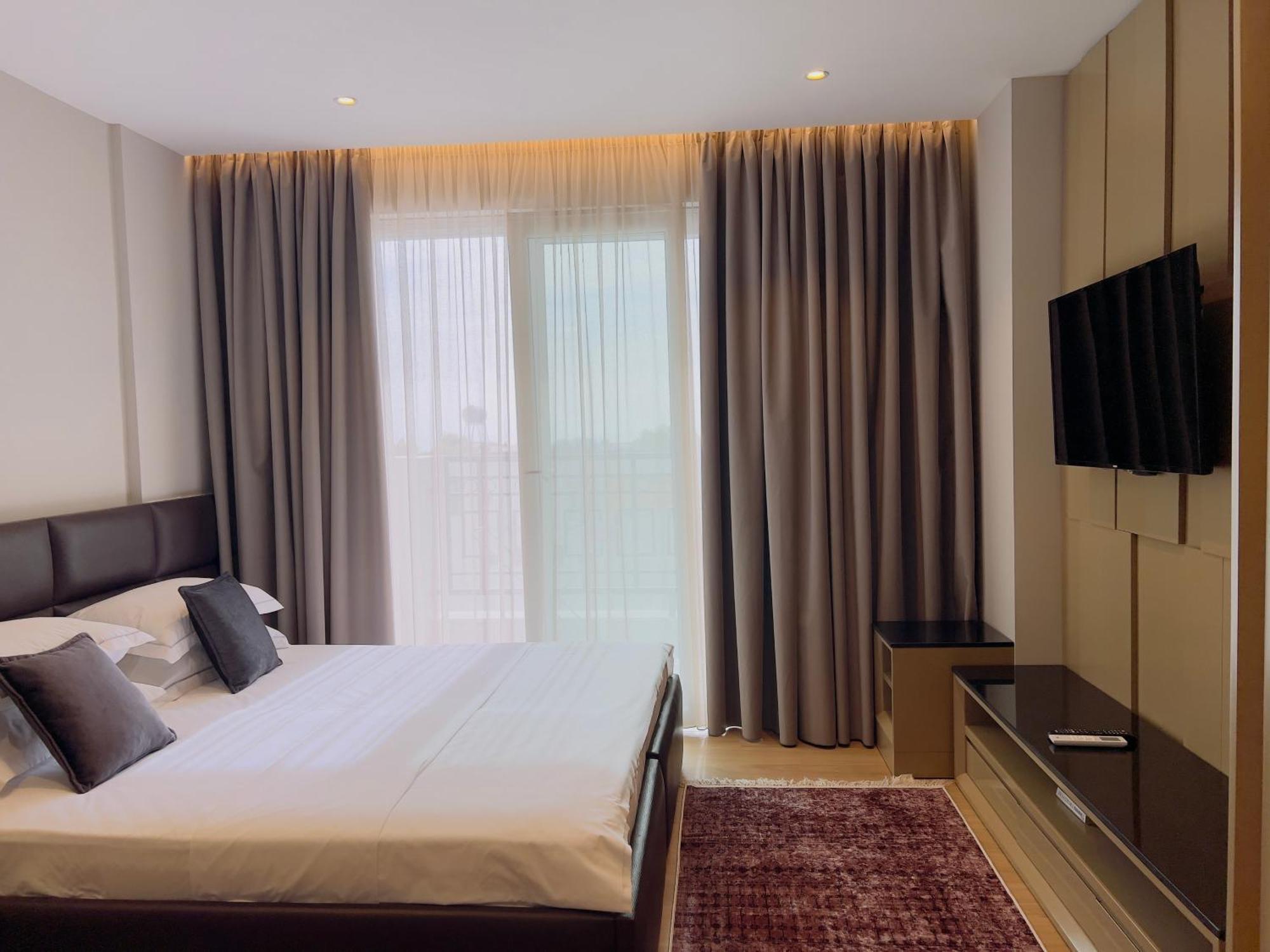 Coastline Luxury Apart Hotel Golem  Buitenkant foto