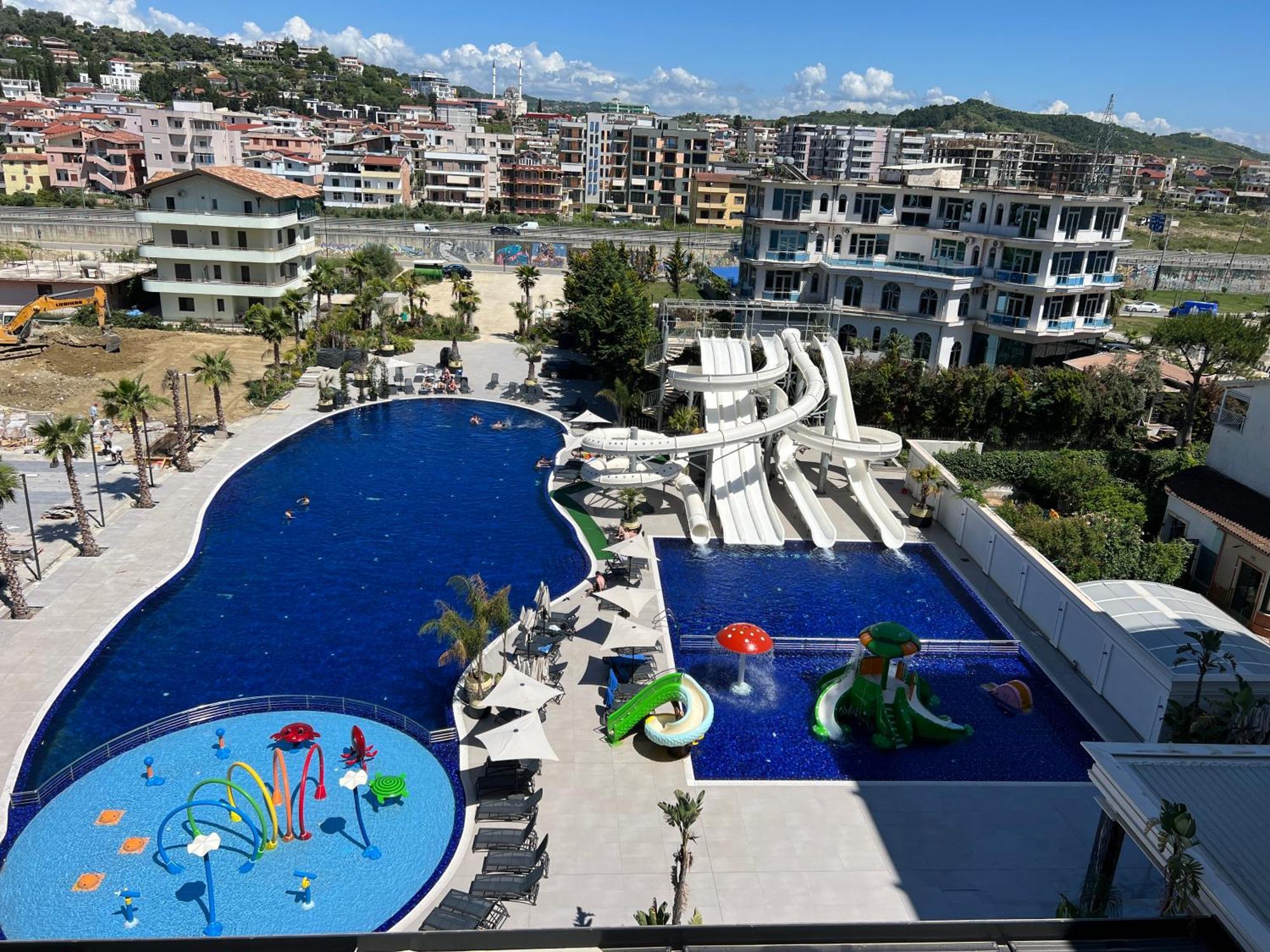 Coastline Luxury Apart Hotel Golem  Buitenkant foto