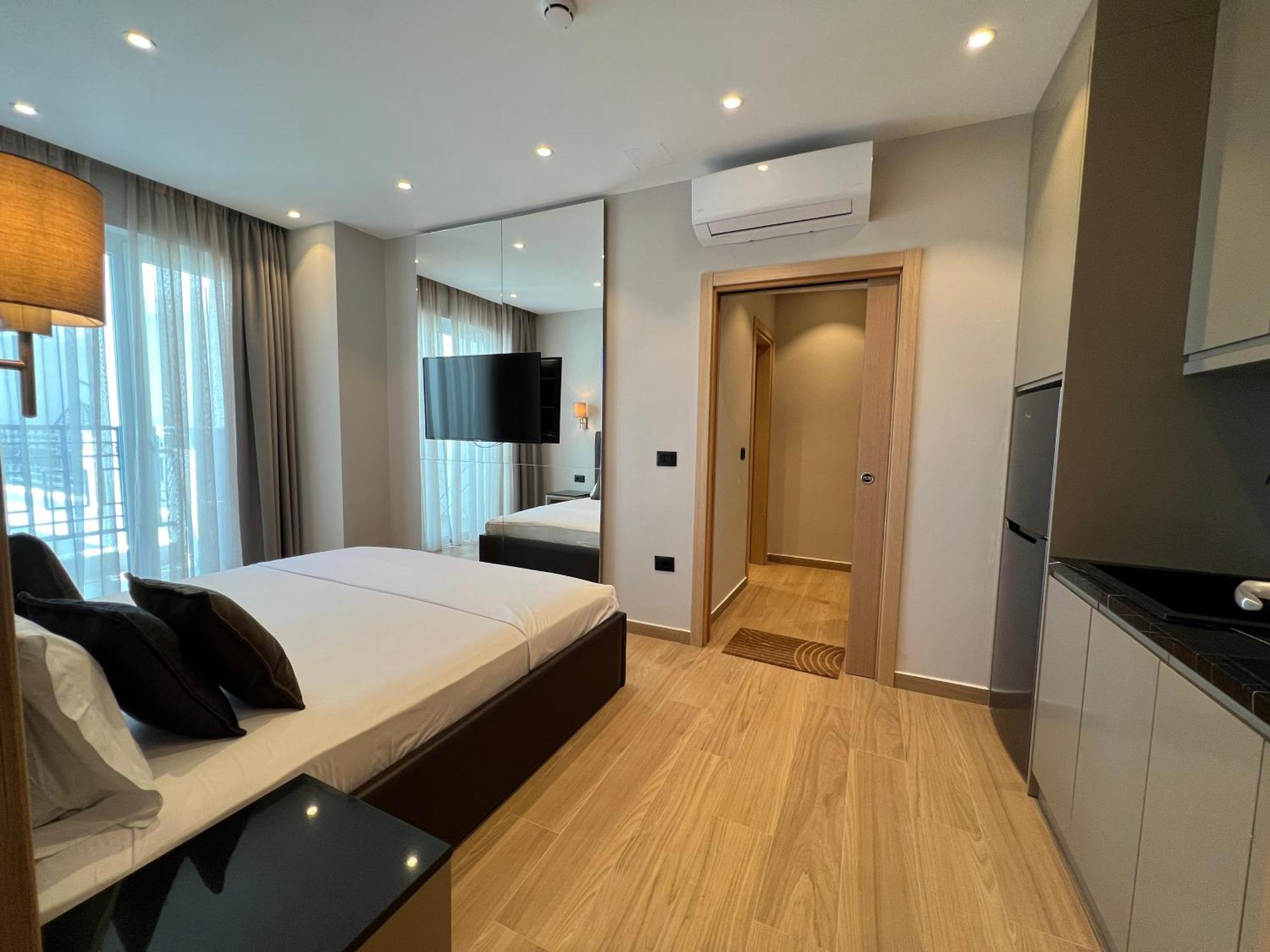 Coastline Luxury Apart Hotel Golem  Buitenkant foto