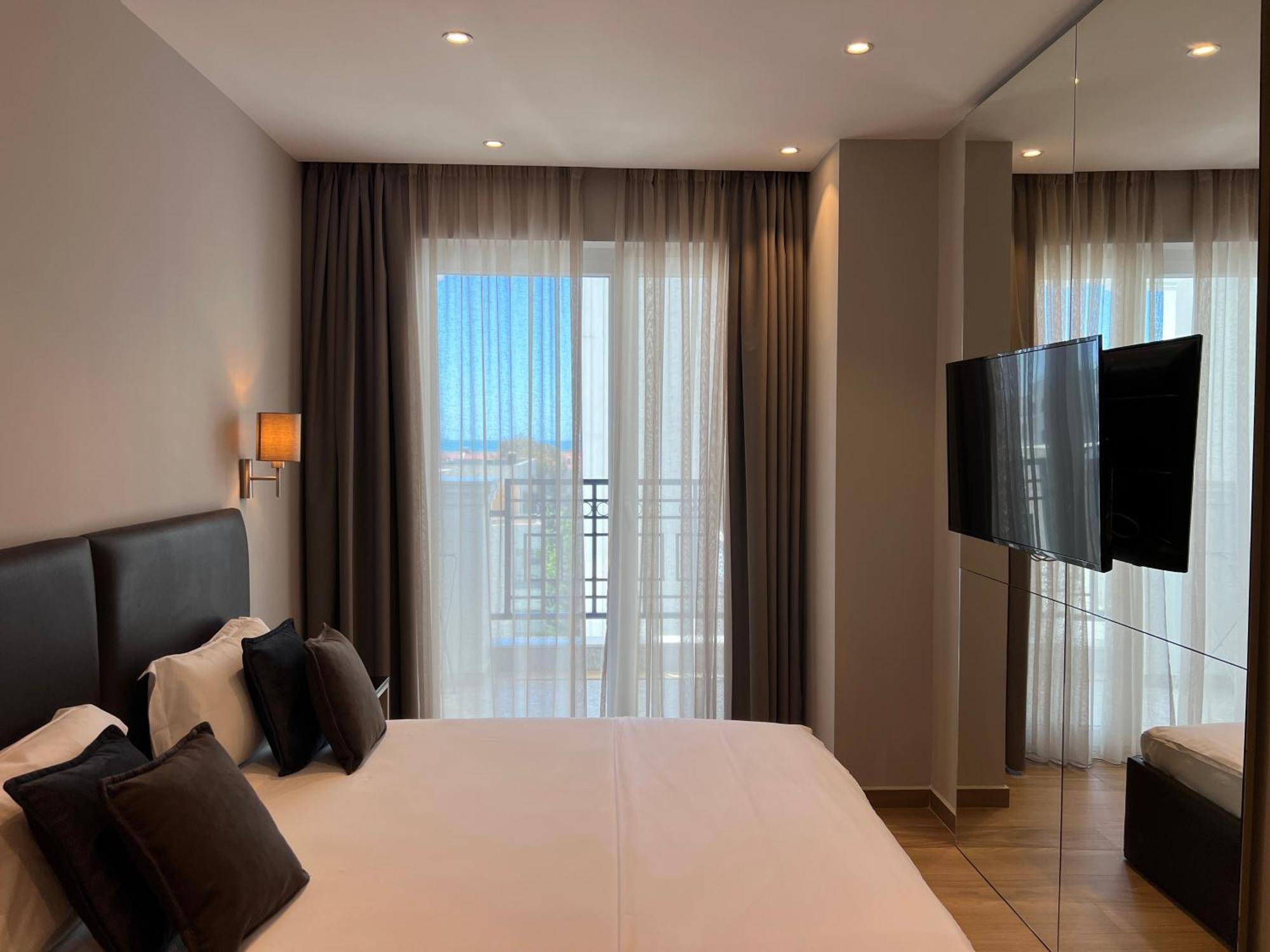 Coastline Luxury Apart Hotel Golem  Buitenkant foto