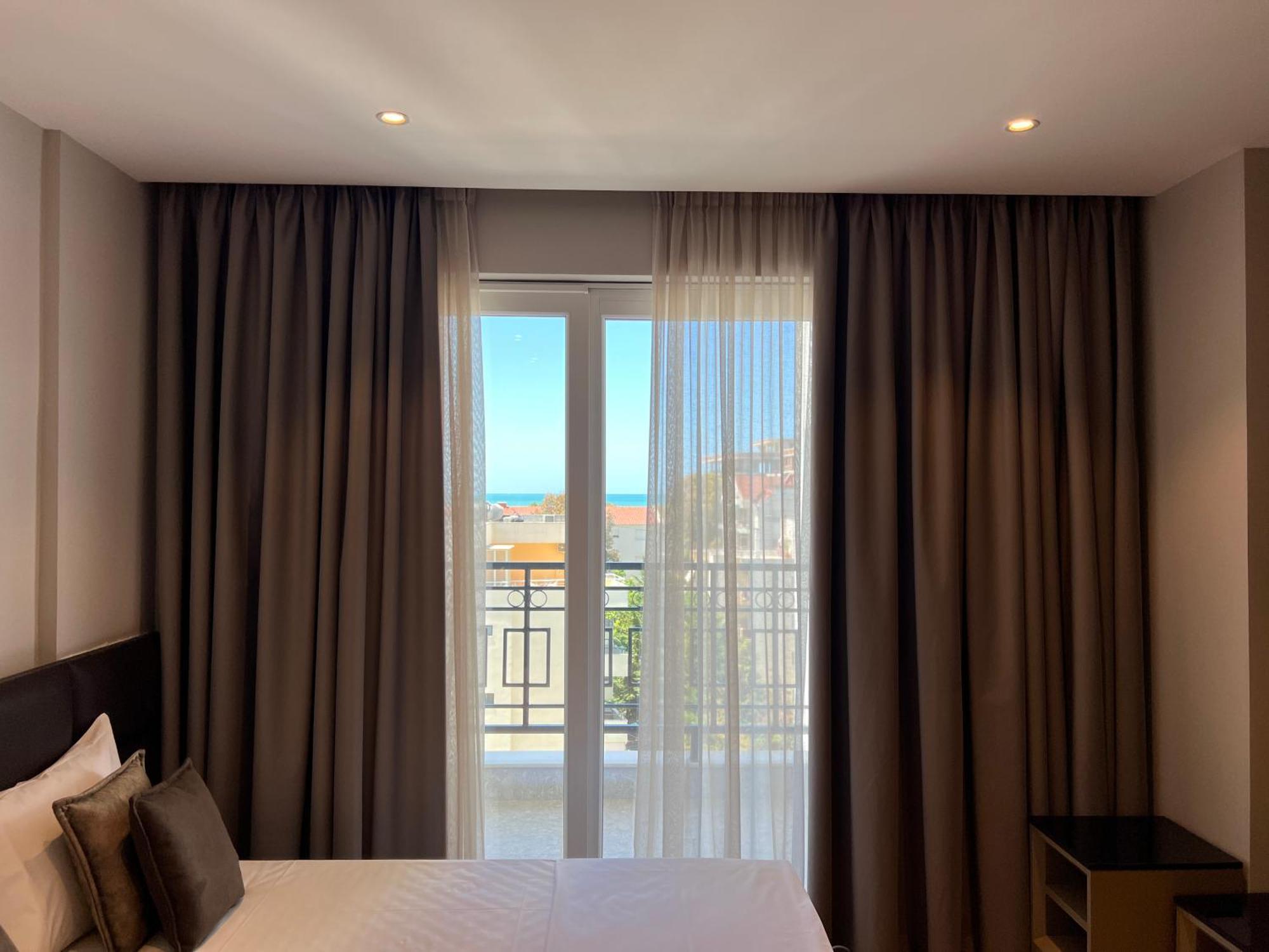 Coastline Luxury Apart Hotel Golem  Buitenkant foto