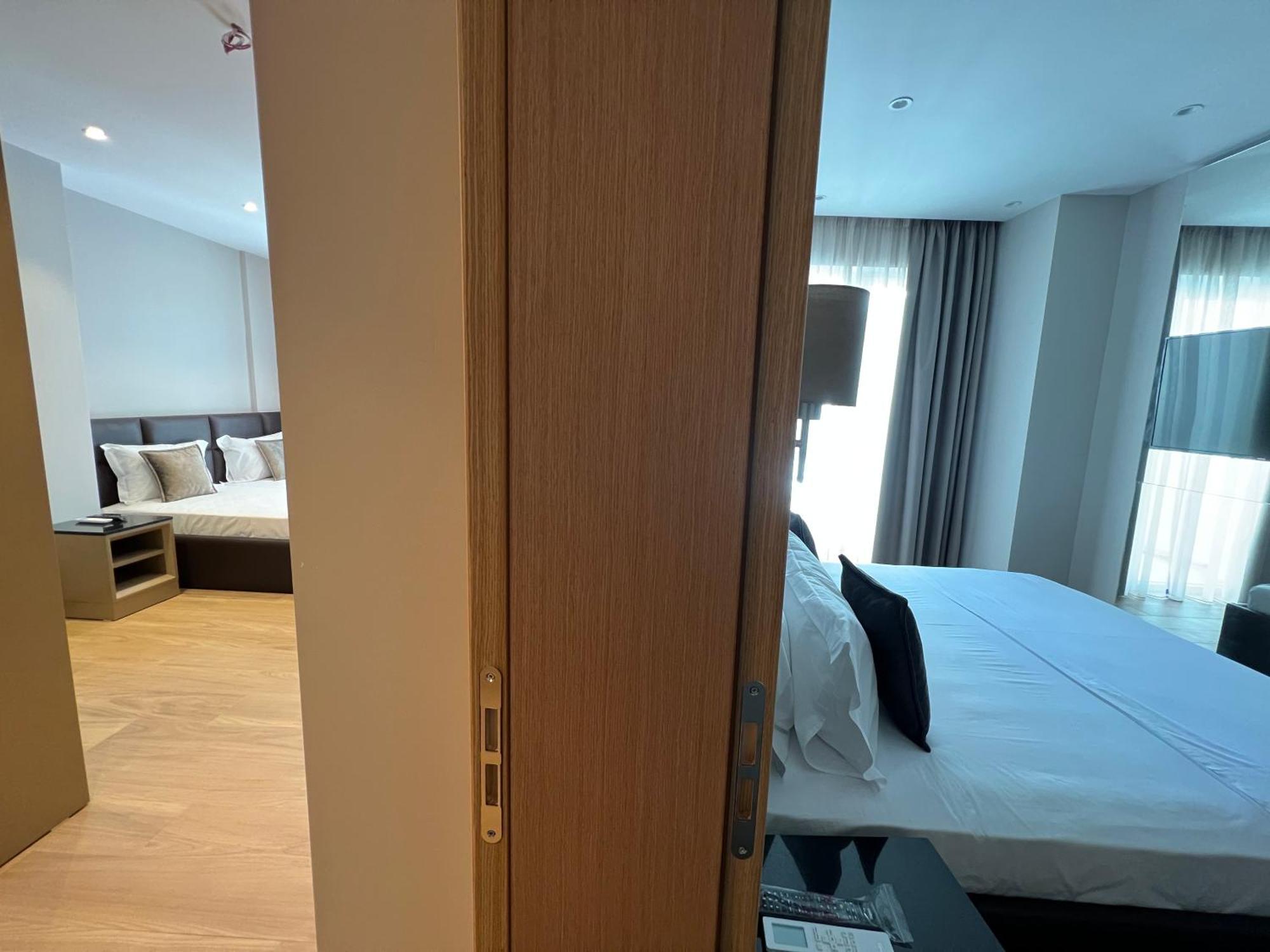 Coastline Luxury Apart Hotel Golem  Buitenkant foto