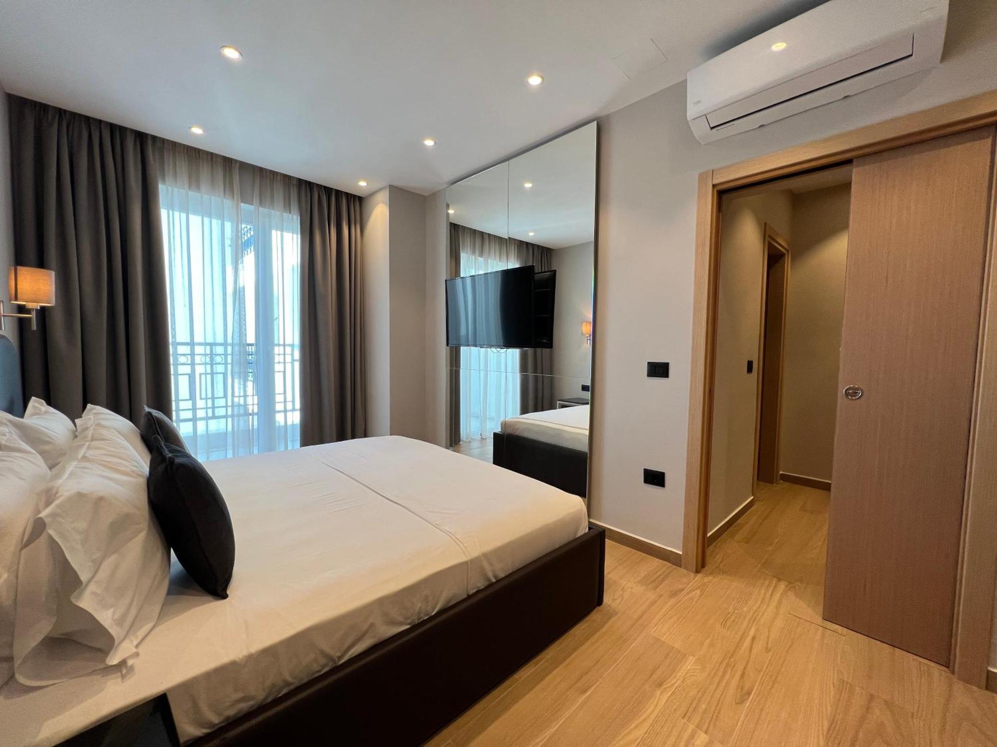 Coastline Luxury Apart Hotel Golem  Buitenkant foto